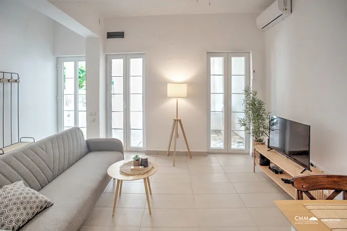 Plaja Yalnızca 20 Metre Mesafede, Geniş Teraslı ve Bahçeli İki Yatak Odalı Daire!